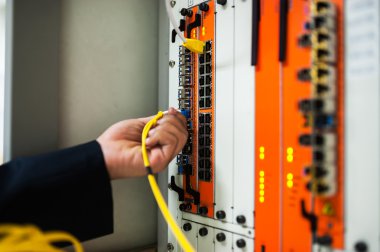 Ağ anahtarı veri merkezi odasındaki tamir