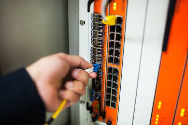 Ağ anahtarı veri merkezi odasındaki tamir