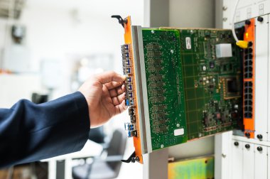 Ağ anahtarı veri merkezi odasındaki tamir