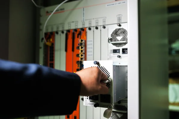 Netzwerkschalter im Rechenzentrumsraum reparieren — Stockfoto