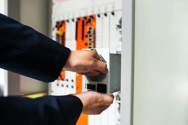 Netzwerkschalter im Rechenzentrumsraum reparieren — Stockfoto