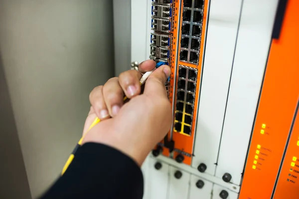 Interruttore di rete fisso nella stanza del data center — Foto Stock