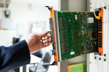 Ağ anahtarı veri merkezi odasındaki tamir