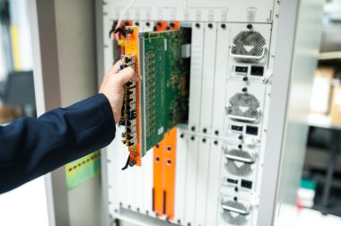 Ağ anahtarı veri merkezi odasındaki tamir