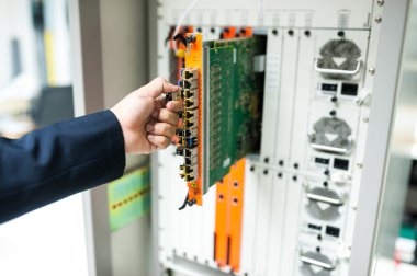 Ağ anahtarı veri merkezi odasındaki tamir