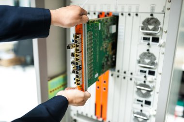 Ağ anahtarı veri merkezi odasındaki tamir