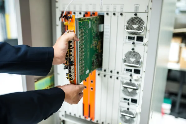 Netzwerkschalter im Rechenzentrumsraum reparieren — Stockfoto