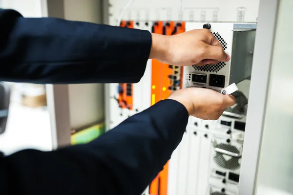 Netzwerkschalter im Rechenzentrumsraum reparieren — Stockfoto