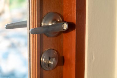 Ahşap çerçeveye monte edilmiş modern bir kapı kolu tasarım ve işçiliği vurguluyor. Ev geliştirme ve iç tasarım temaları için ideal.