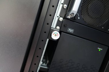 Sunucu rafına monte edilmiş bir basınç göstergesinin yakın görüntüsü, ekipman performansı ve güvenlik performansını izlemek için kullanılan teknoloji ve altyapıyı gösteriyor.