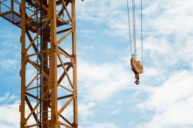 İnşaat mavi gökyüzü ile vinç