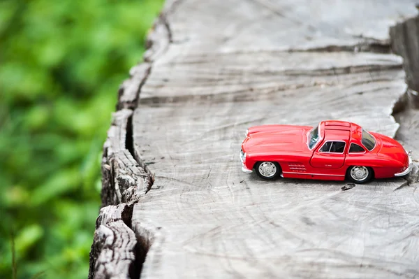 Modèle de voiture de sport dans la nature lieu  . — Photo