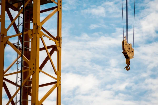 Crane in construction with blue sky — Stock Photo, Image