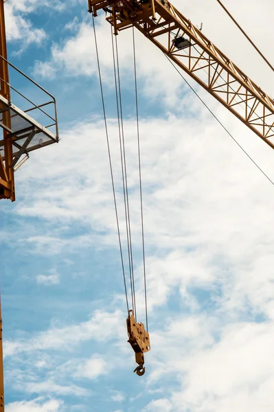 Crane in construction with blue sky — Stock Photo, Image