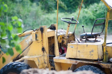 İnşaat alanında kazıcı