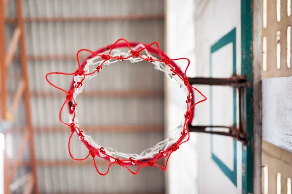 バスケット ボール フープの屋内スポーツ — ストック写真