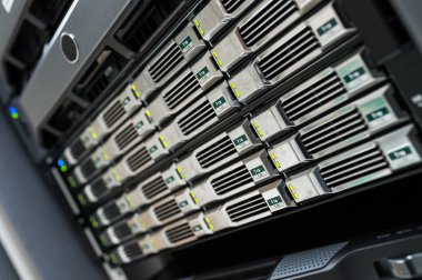 Ağ sunucuları veri odasında .