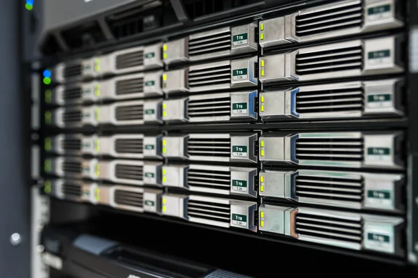 Мережеві сервери в кімнаті даних  . — стокове фото