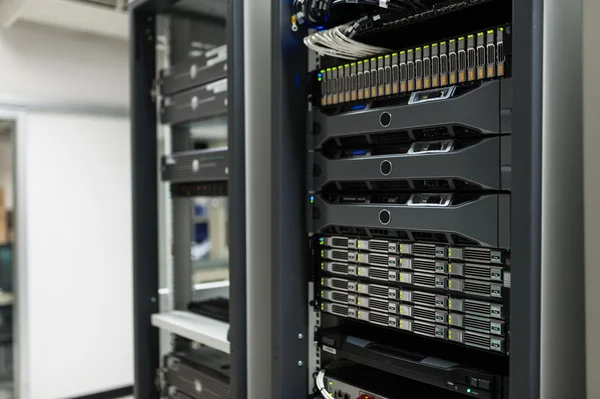 Мережеві сервери в кімнаті даних  . — стокове фото