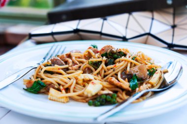 Spagetti içinde yumuşak ışık ile beyaz yuvarlak yüzey 