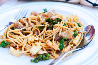 Spagetti içinde yumuşak ışık ile beyaz yuvarlak yüzey 