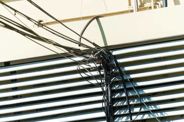 Säule elektrische Leitung im Sonnenlicht — Stockfoto