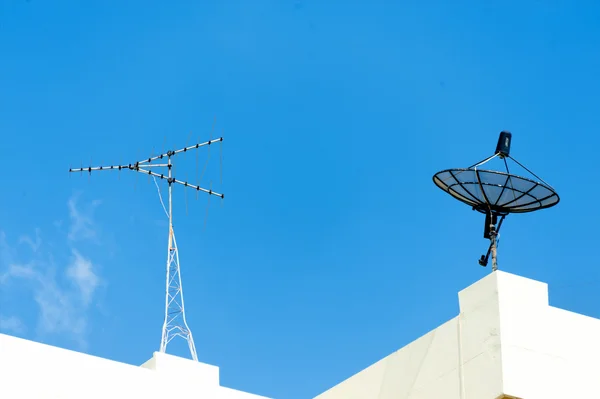 Radar am blauen Himmel — Stockfoto