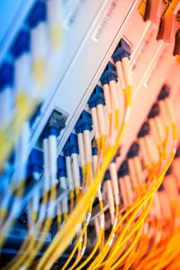 Bir teknoloji veri merkezinde sunucuları olan fiber optik
