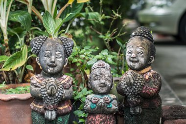 Küçük çocuk heykelinin yumuşak ışık .