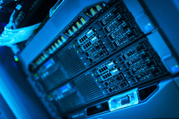 Netzwerk-Server im Datenraum — Stockfoto