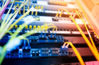 Bir teknoloji veri merkezinde sunucuları olan fiber optik