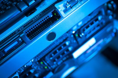 Ağ sunucuları veri odasında