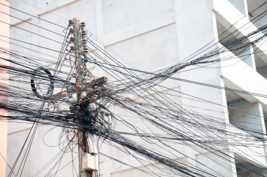 Güneş ışığında ayağı elektrik hattı 