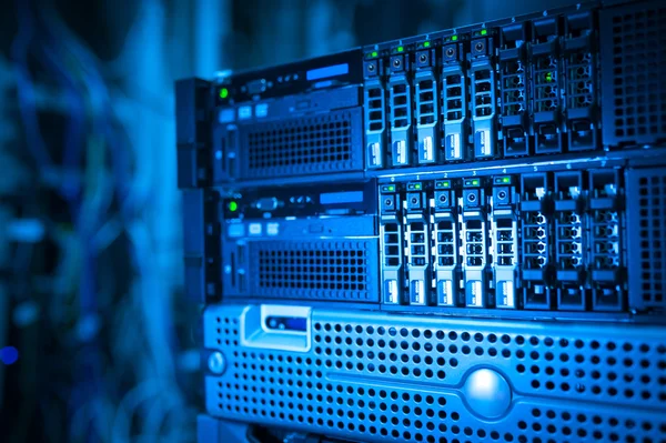 Сетевые серверы в комнате данных — стоковое фото