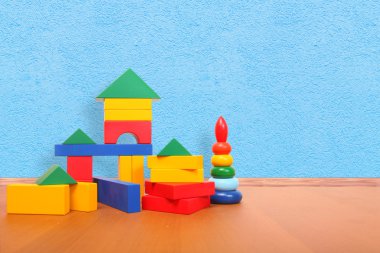 yerdeki renkli bloklar