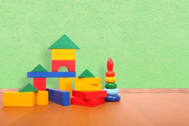 yerdeki renkli bloklar