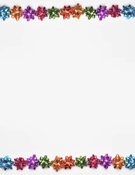 Beyaz Arkaplanda Neşeli Renkli Fiyonklar — Stok fotoğraf