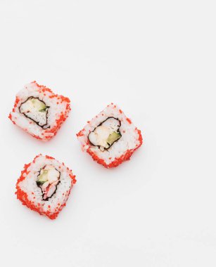 Karanlık arka planda suşi