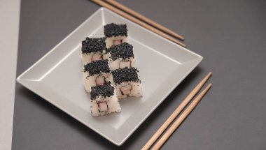 Karanlık şenlik arka planında suşi