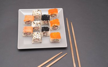 Karanlık şenlik arka planında suşi