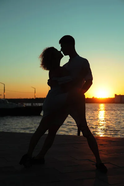 Feliz Casal Beijando Praia Pôr Sol — Fotografia de Stock