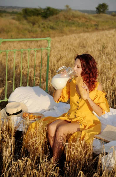 Красивая Женщина Молоком Позирует Лугу — стоковое фото