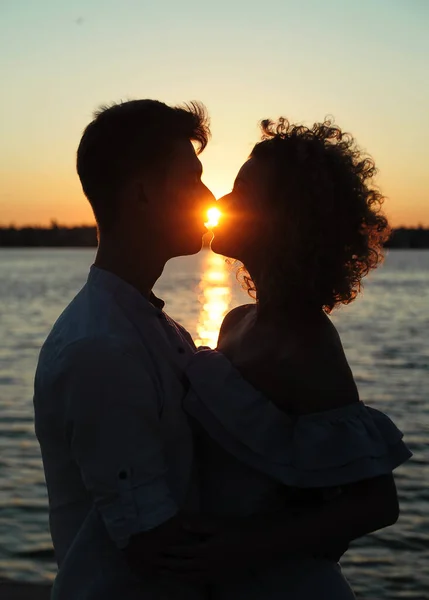 Couple Heureux Amoureux Dansant Coucher Soleil Sur Plage — Photo