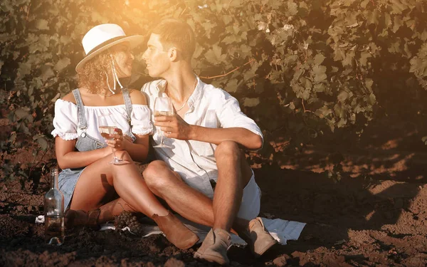 Joyeuse Saint Valentin Couple Avec Verres Boissons Vin Dans Vignoble — Photo