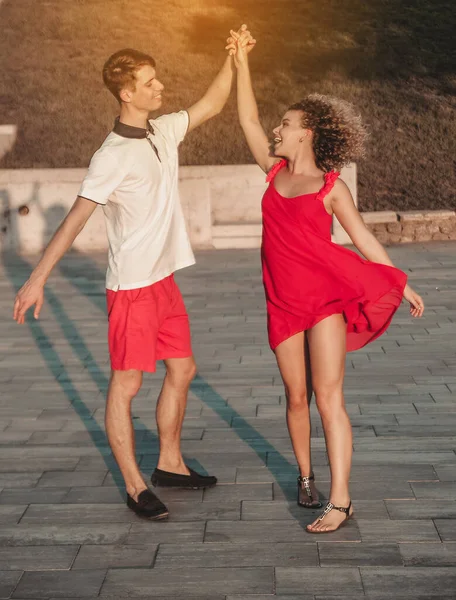 Feliz Pareja Besos Playa Atardecer —  Fotos de Stock