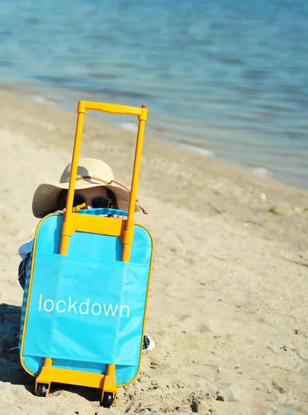 Niña Esperando Vacaciones Concepto Bloqueo — Foto de Stock