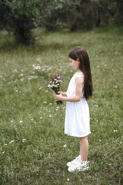 Little Cute Girl Kwiatami Zewnątrz — Zdjęcie stockowe