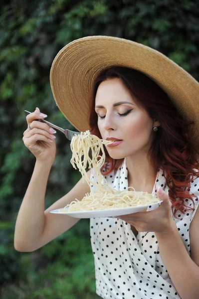 Glamour Portret Van Italiaanse Vrouw Met Een Bord Spaghetti — Stockfoto