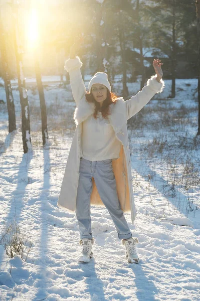 Усміхнена Жінка Розважається Снігом Відкритому Повітрі — стокове фото