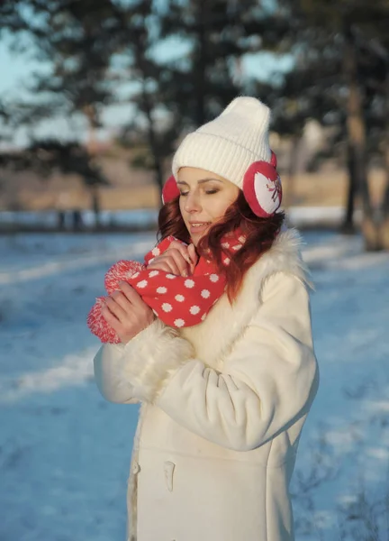 Glimlachende Vrouw Heeft Plezier Met Sneeuw Buiten — Stockfoto